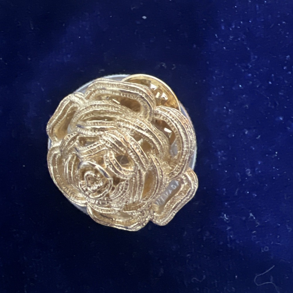 Christian Dior Gold Plated Flower Brooch Pin Vintage Signed (See All Photos!) - Picture 8 of 9